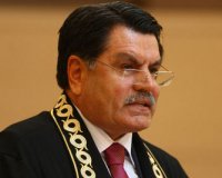 Haşim Beyin G&ouml;mleğinin Lekesi